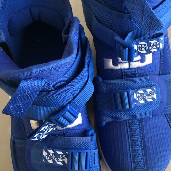 Nike Lebron Soldier VIII Basketball Shoe. Size 4.5 for boys. Literally worn 2x’s - Picture 4 of 6